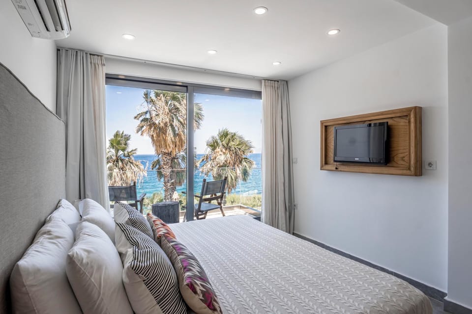 Deluxe Room, Balcony, Sea View | Free WiFi, bed sheets