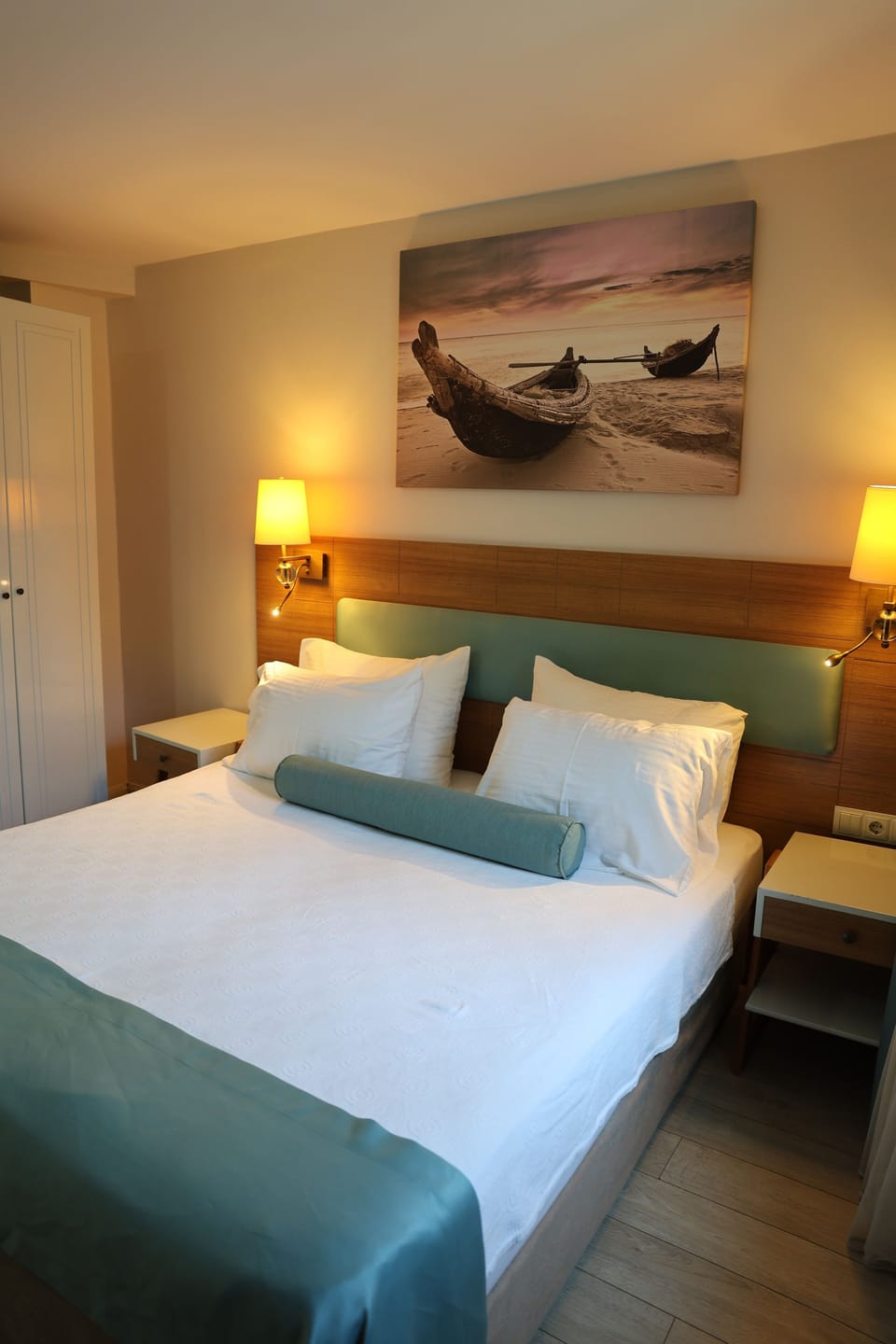 Standard Double Room, Garden View | Minibar, in-room safe, soundproofing, iron/ironing board (on request)
