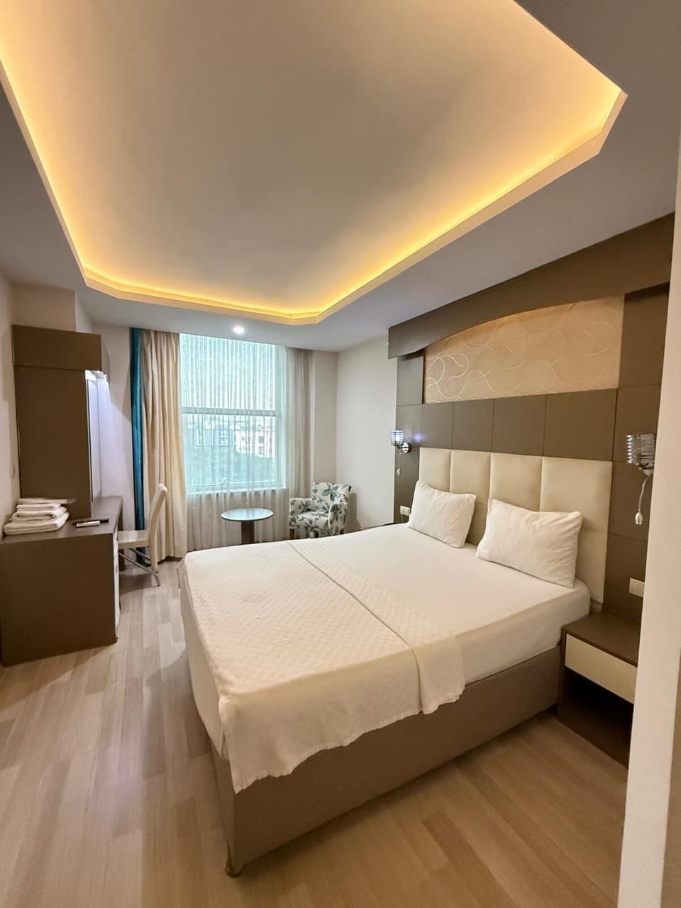Standard Single Room | In-room safe, desk, iron/ironing board (on request), WiFi (free)