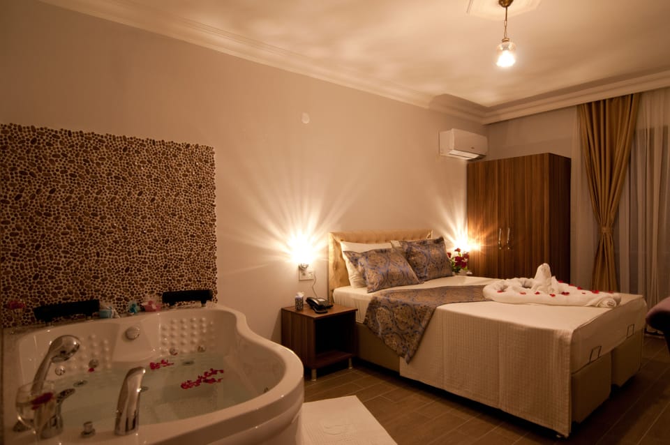 Deluxe Room with Jacuzzi | Premium bedding, soundproofing, free WiFi, bed sheets