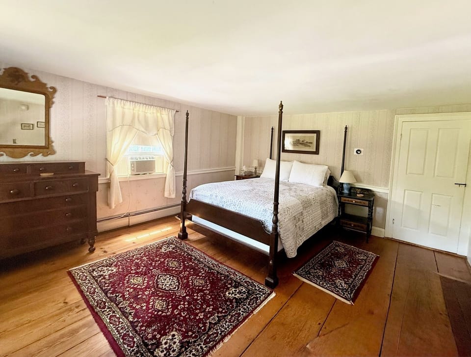 Room, 1 Queen Bed | Premium bedding, down comforters, iron/ironing board, free WiFi