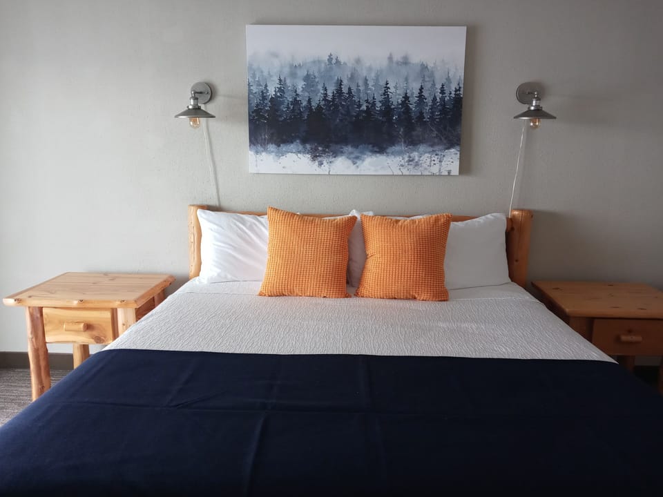 Standard Room, 1 King Bed, Balcony, Lake View | WiFi (free), bed sheets