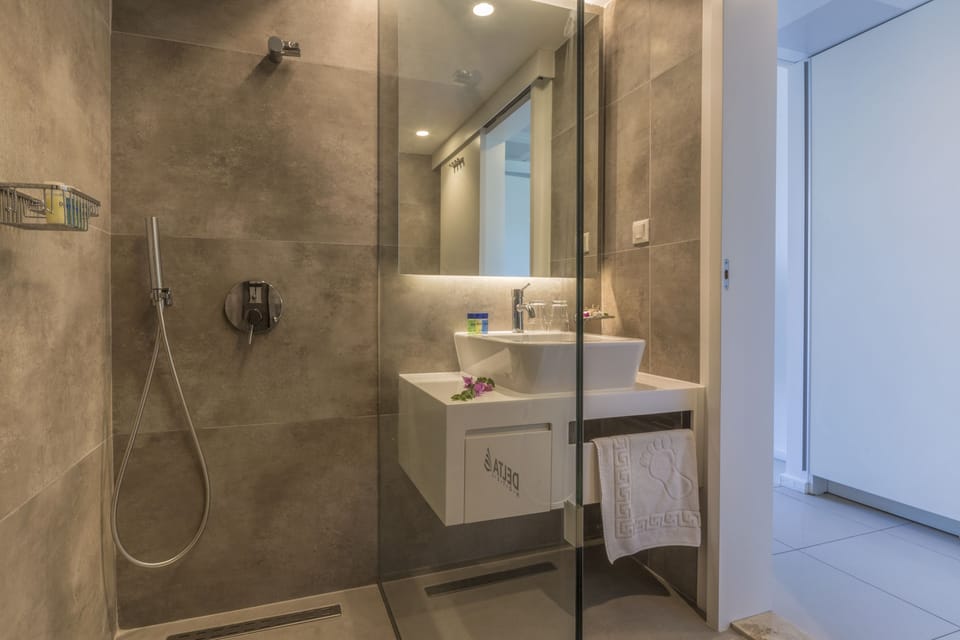 Shower, rainfall showerhead, free toiletries, hair dryer