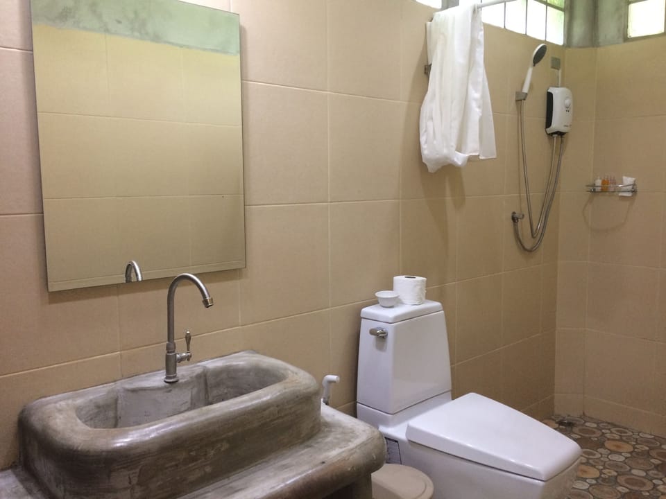Shower, rainfall showerhead, free toiletries, slippers