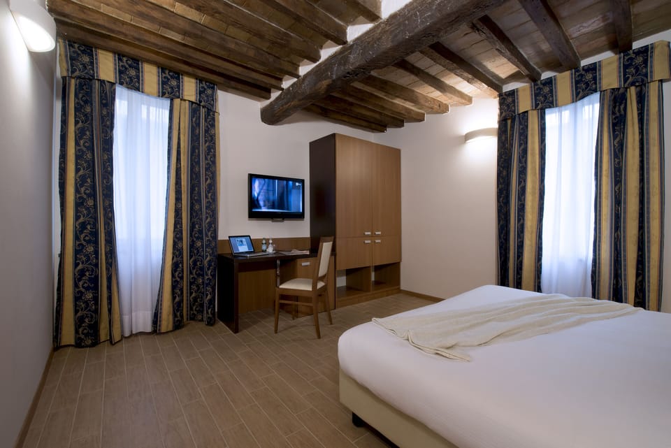Classic Double Room | Minibar, in-room safe, desk, soundproofing