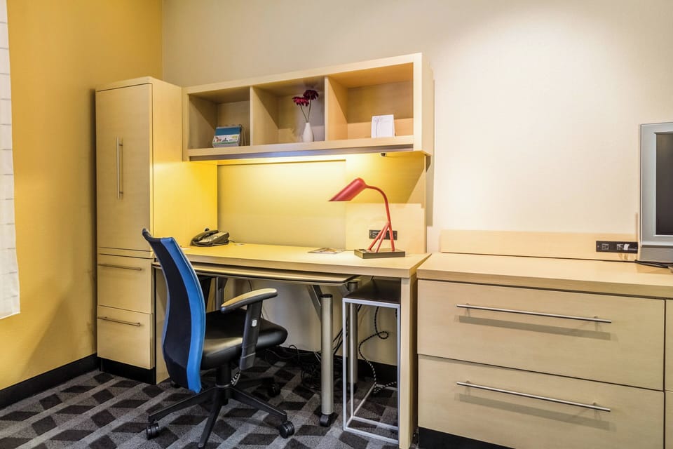 Premium bedding, desk, iron/ironing board, free rollaway beds