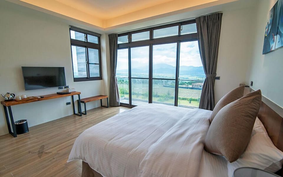 Panoramic Double Room, 1 King Bed, Mountain View | Individually decorated, individually furnished, blackout drapes
