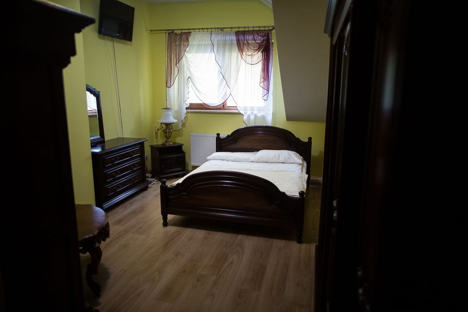Double or Twin Room | Hypo-allergenic bedding, iron/ironing board, free WiFi, bed sheets