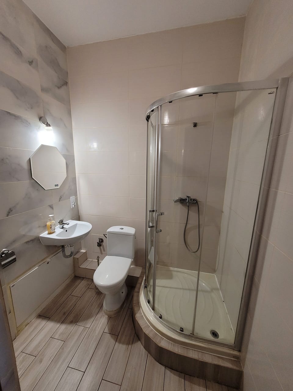 Shower, free toiletries, hair dryer, heated floors