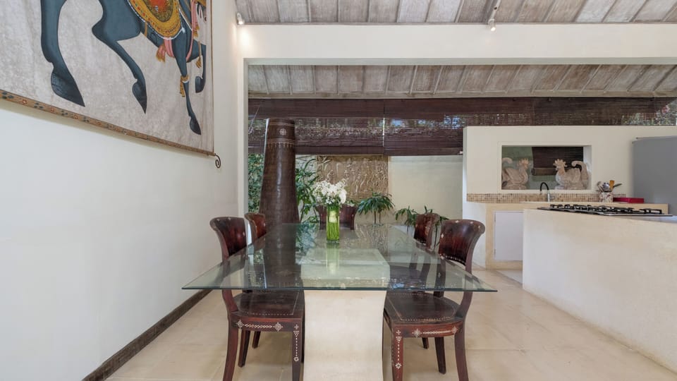Family Villa, 2 Bedrooms | Dining room