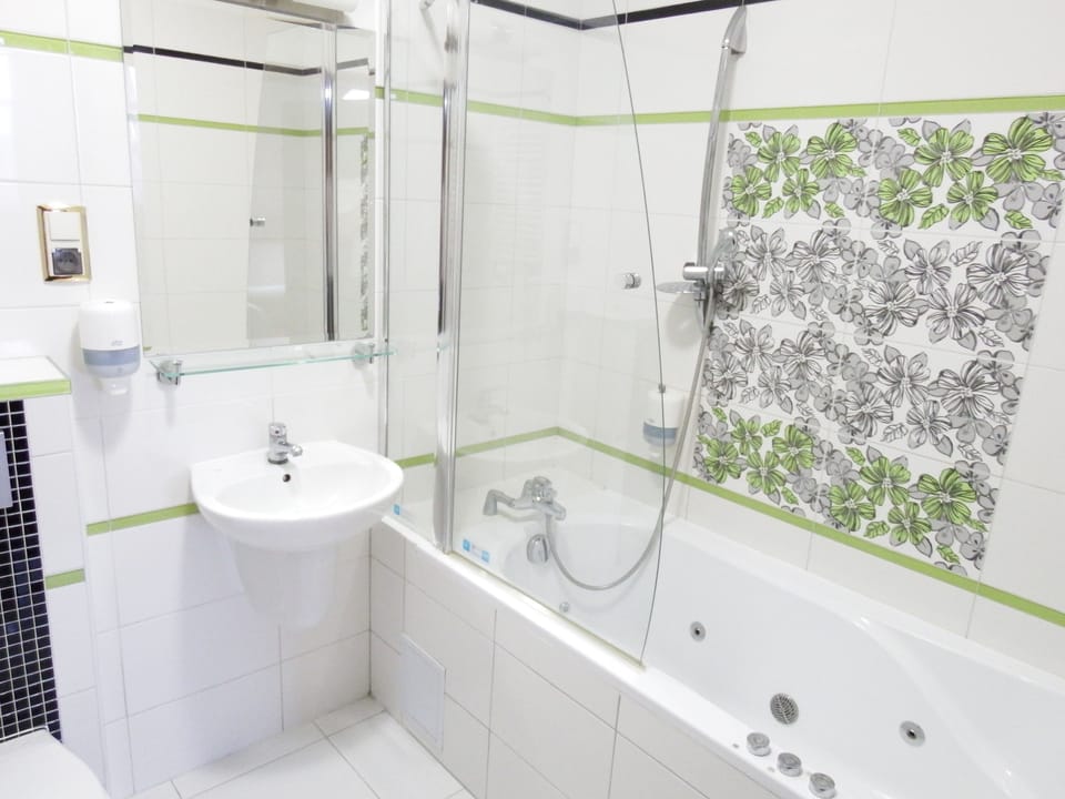 Family Apartment | Bathroom | Combined shower/tub, jetted tub, hair dryer, towels