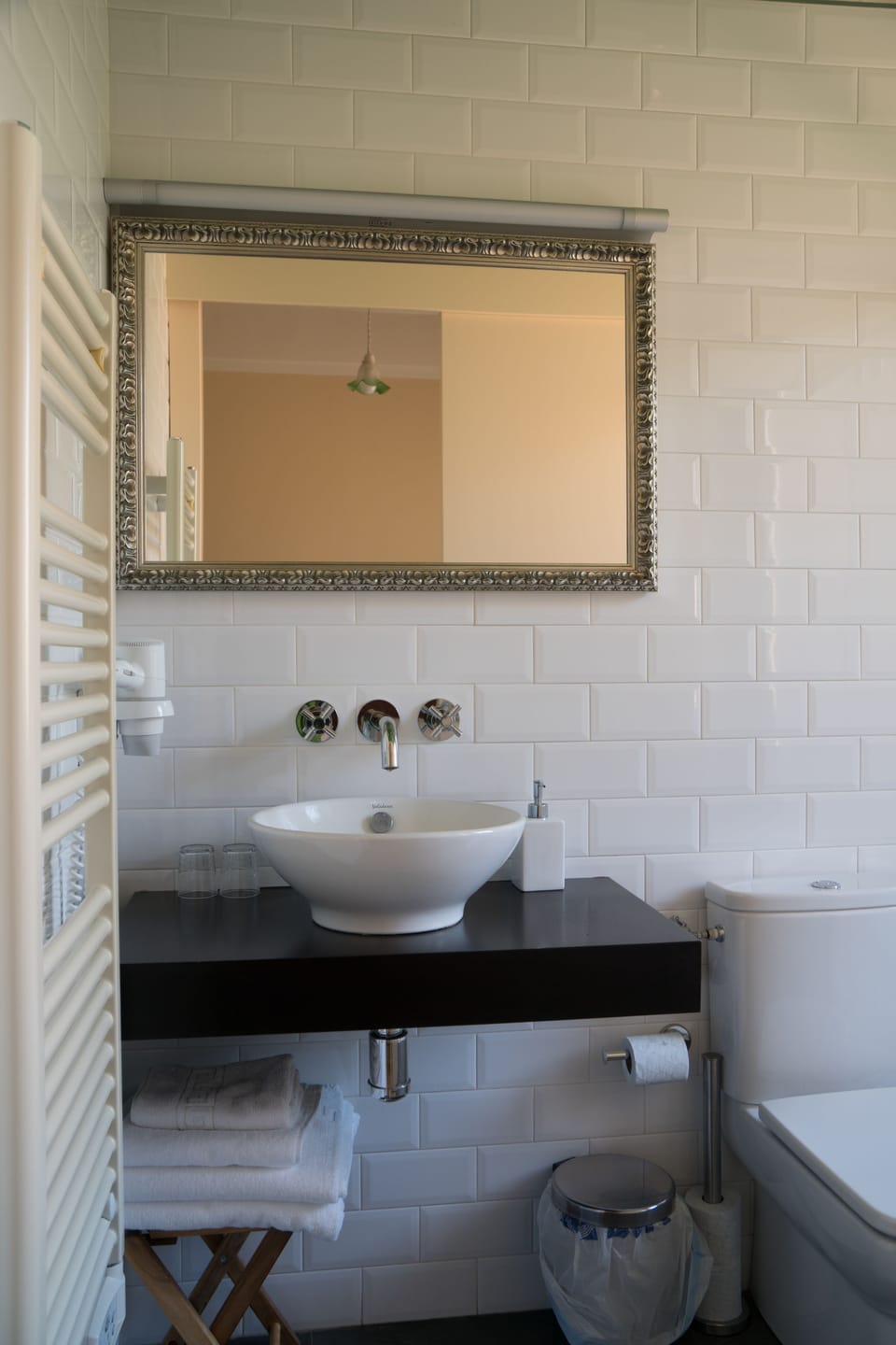 Double Room (Geol) | Bathroom | Shower, free toiletries, hair dryer, towels