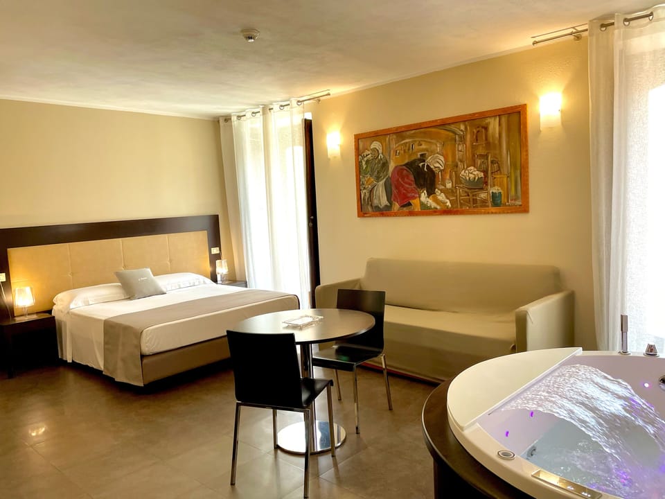 Suite, Jetted Tub | Frette Italian sheets, premium bedding, memory foam beds, in-room safe