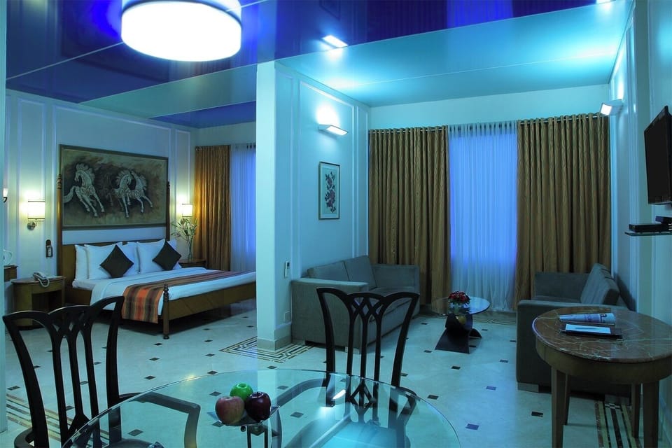 Suite Room | Minibar, in-room safe, desk, free WiFi