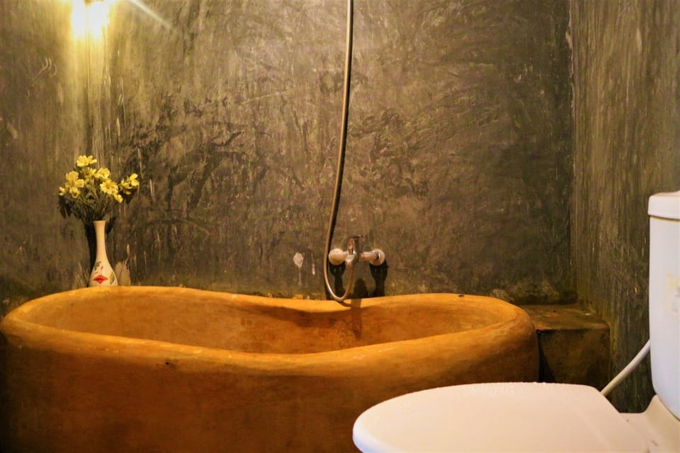 Standard Double Room | Bathroom | Shower, free toiletries, bidet, towels