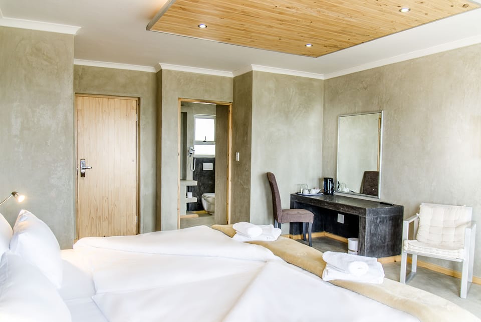 Deluxe Twin Room, Non Smoking, Partial Ocean View | In-room safe, desk, blackout drapes, WiFi (free)