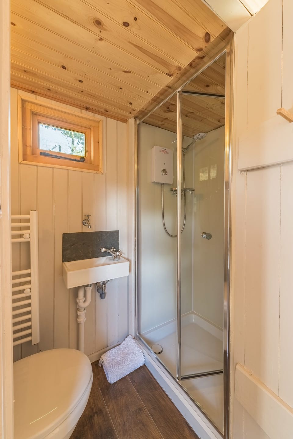 Cabin (Shepherds Hut - Swaledale) | Bathroom | Free toiletries, towels