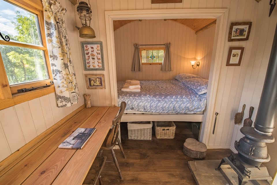 Cabin (Shepherds Hut - Swaledale) | Desk, bed sheets