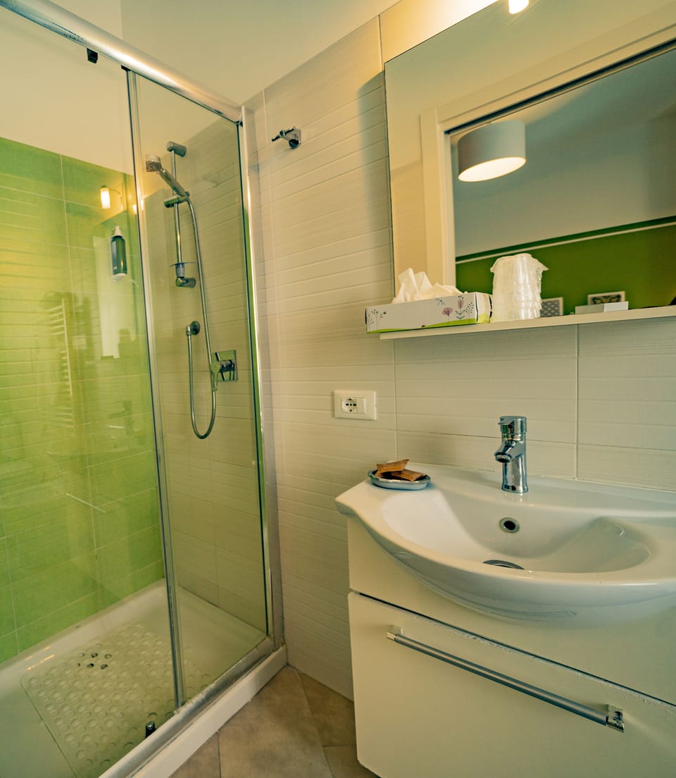 Triple Room | Bathroom | Shower, free toiletries, hair dryer, bidet