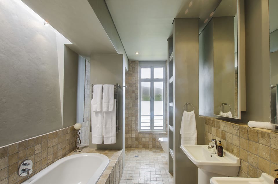 Separate tub and shower, free toiletries, hair dryer, towels