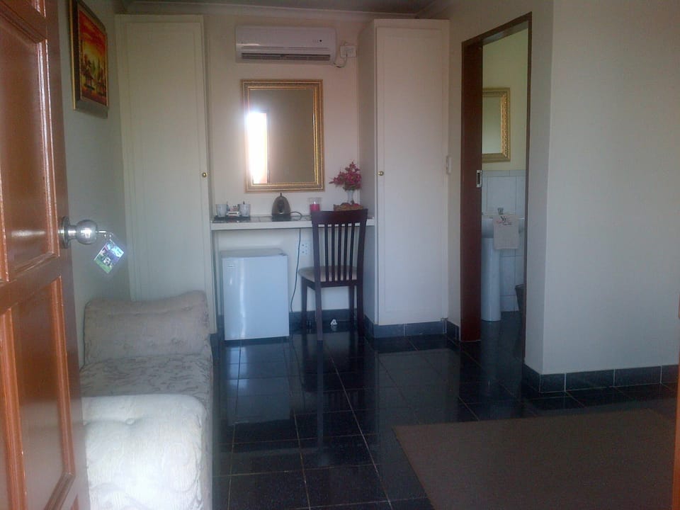 Executive Room | Living area | TV