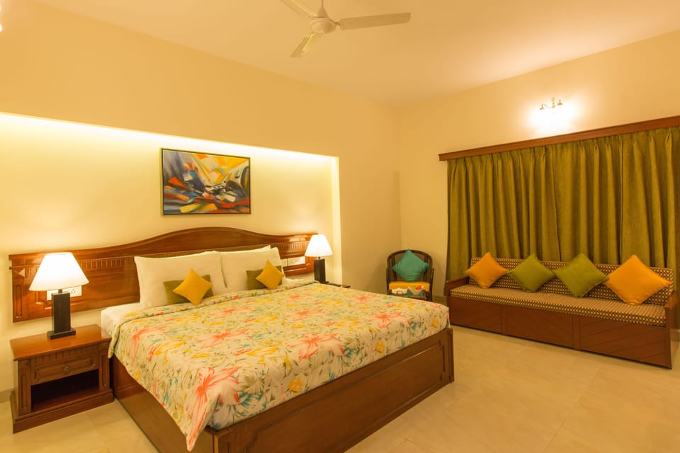 Deluxe Room, 1 King Bed | Living room | Flat-screen TV