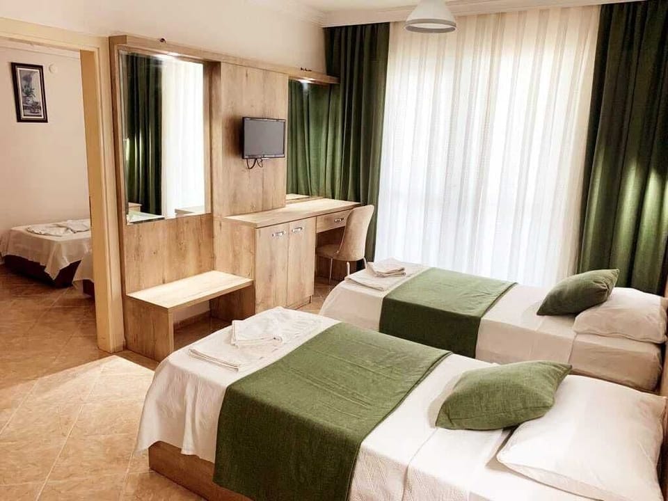 Luxury Suite | Desk, bed sheets