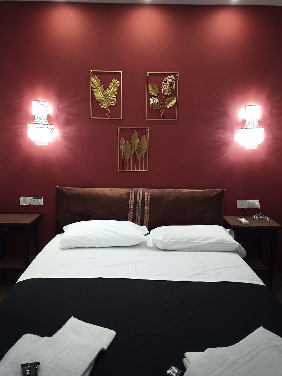 In-room safe, desk, WiFi (free)
