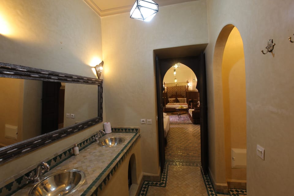 Presidential Suite | Bathroom | Free toiletries, hair dryer, bathrobes, slippers