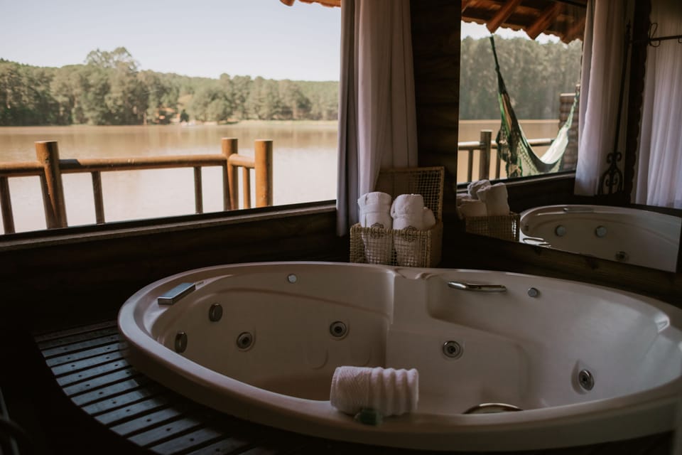 Bangalo em cima do Lago | Bathroom | Designer toiletries, hair dryer, towels
