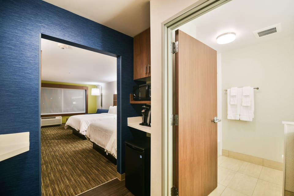 Premium bedding, in-room safe, desk, blackout drapes