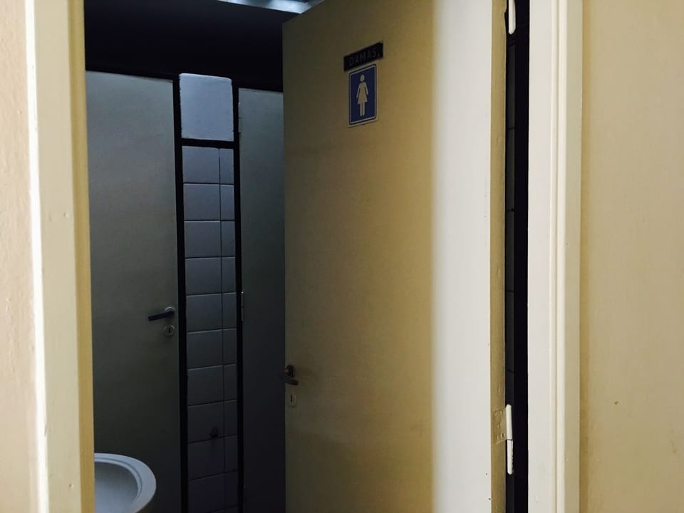 Shower, rainfall showerhead, free toiletries, towels