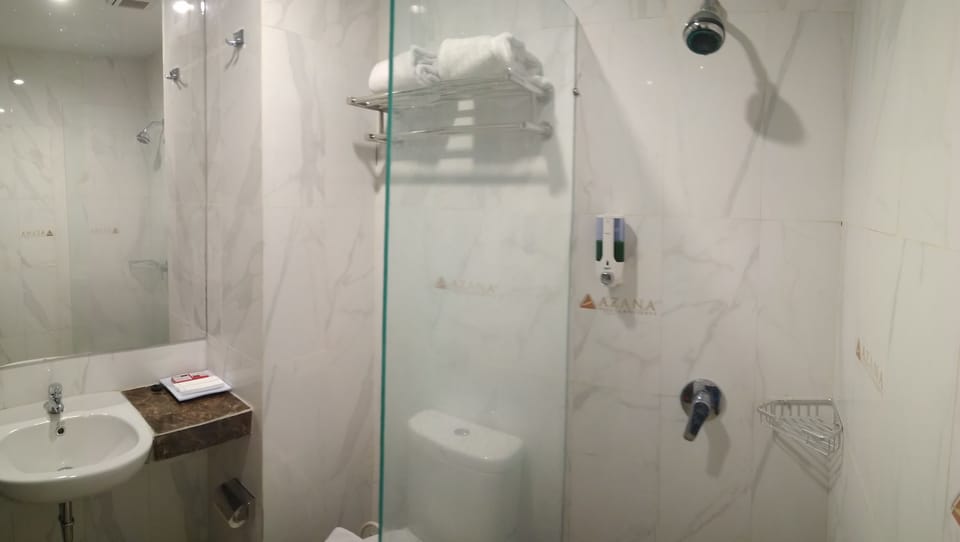 Shower, free toiletries, towels