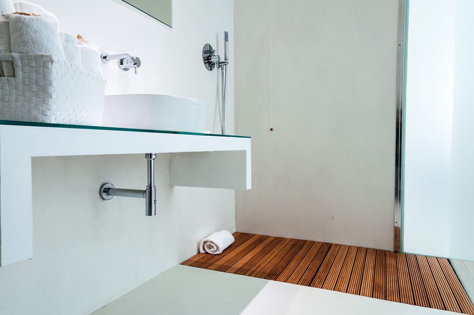 Shower, rainfall showerhead, free toiletries, hair dryer