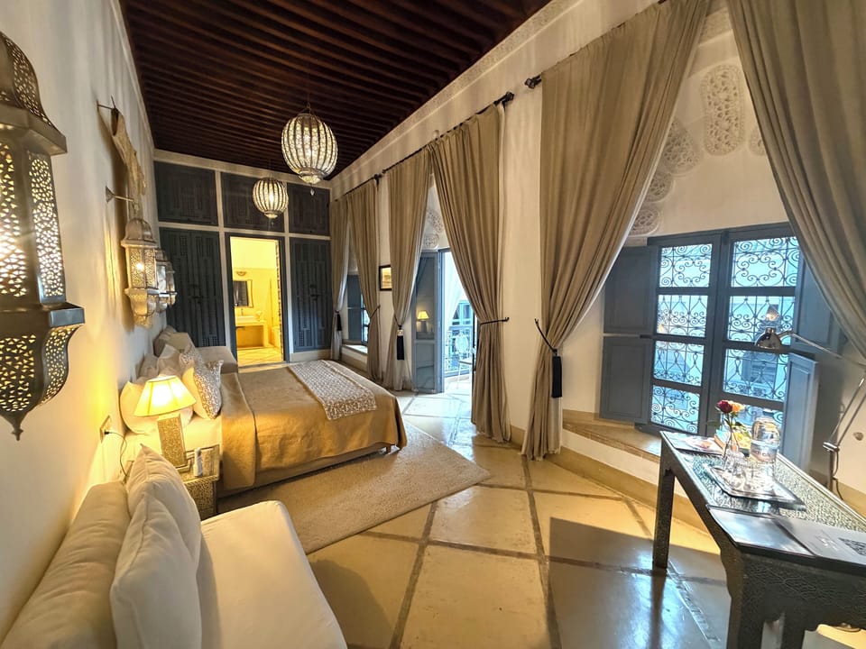 Suite, Balcony (Victoria) | In-room safe, individually decorated, individually furnished