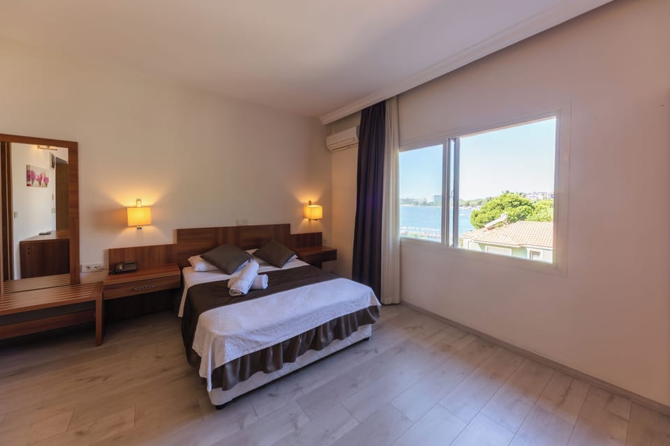 Double Room with Sea View and no Balcony | Minibar, soundproofing, free WiFi, bed sheets