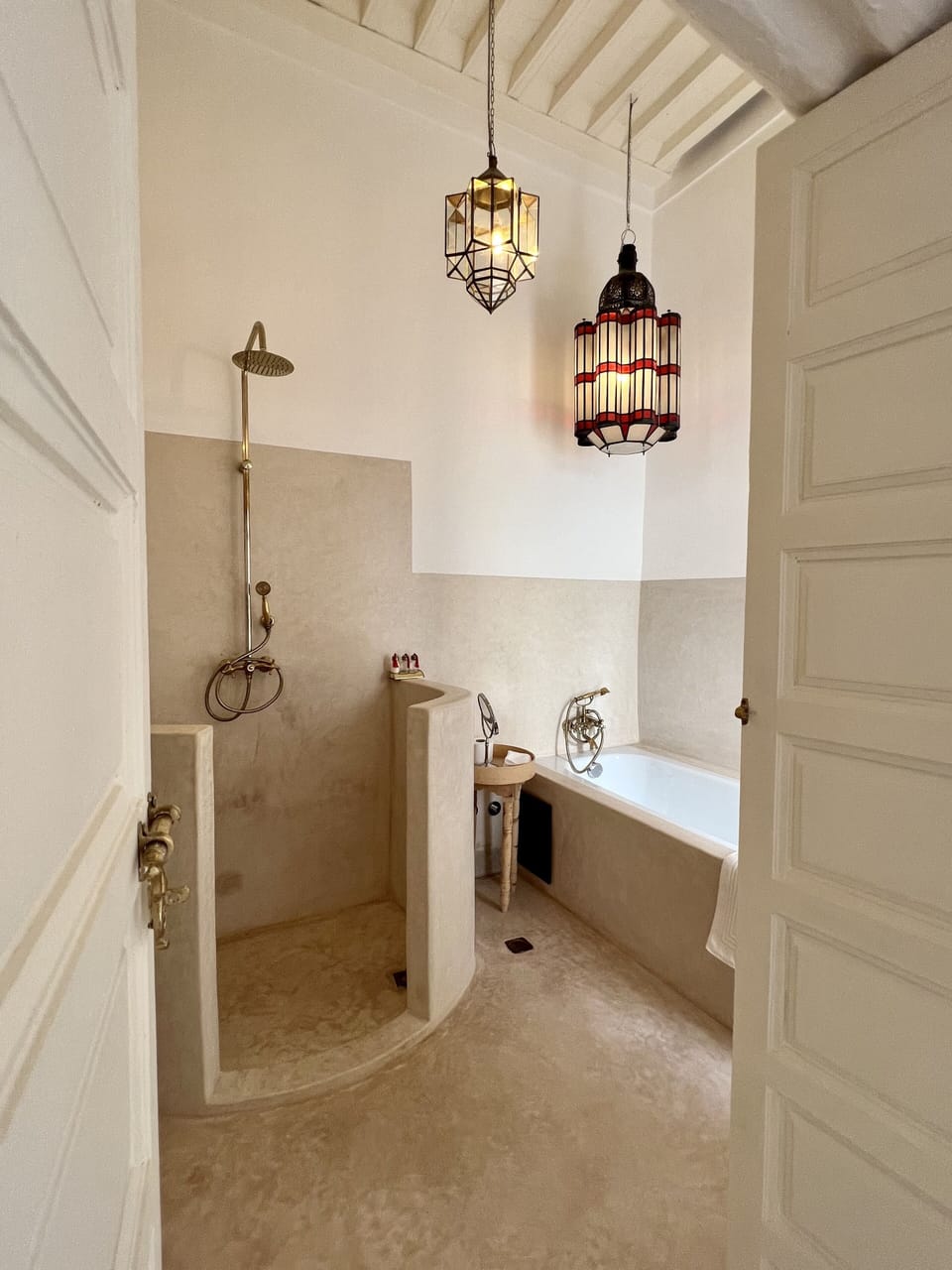 Royal Suite, 1 Queen Bed with Sofa bed, Bathtub, Courtyard View | Bathroom | Free toiletries, hair dryer, bathrobes, slippers