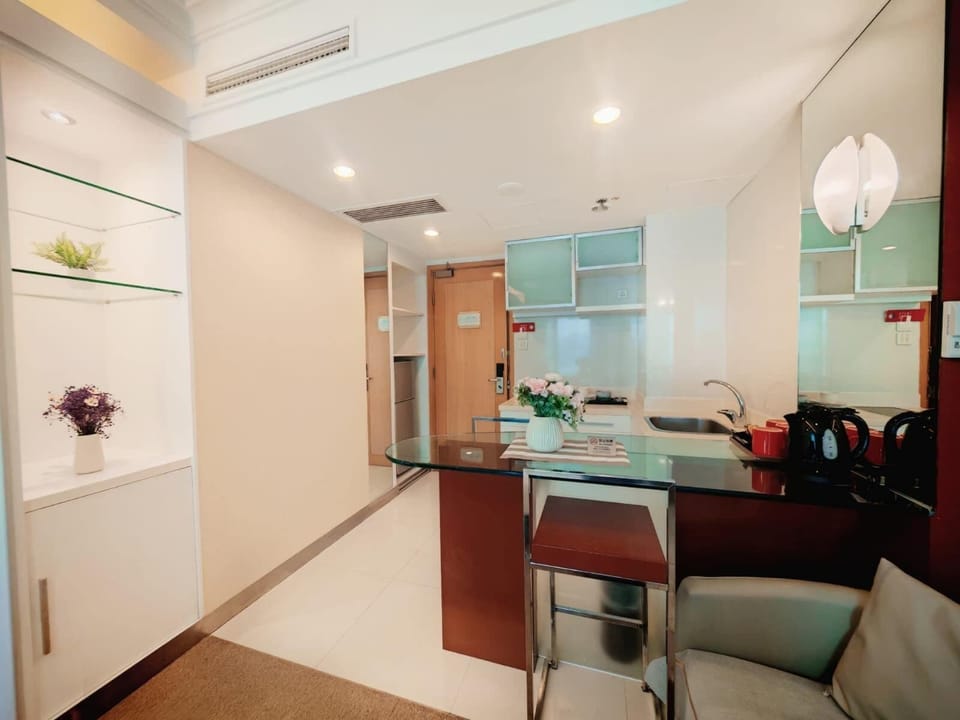 Grand Room, Multiple Beds, Non Smoking, Harbor View | Living area | LCD TV