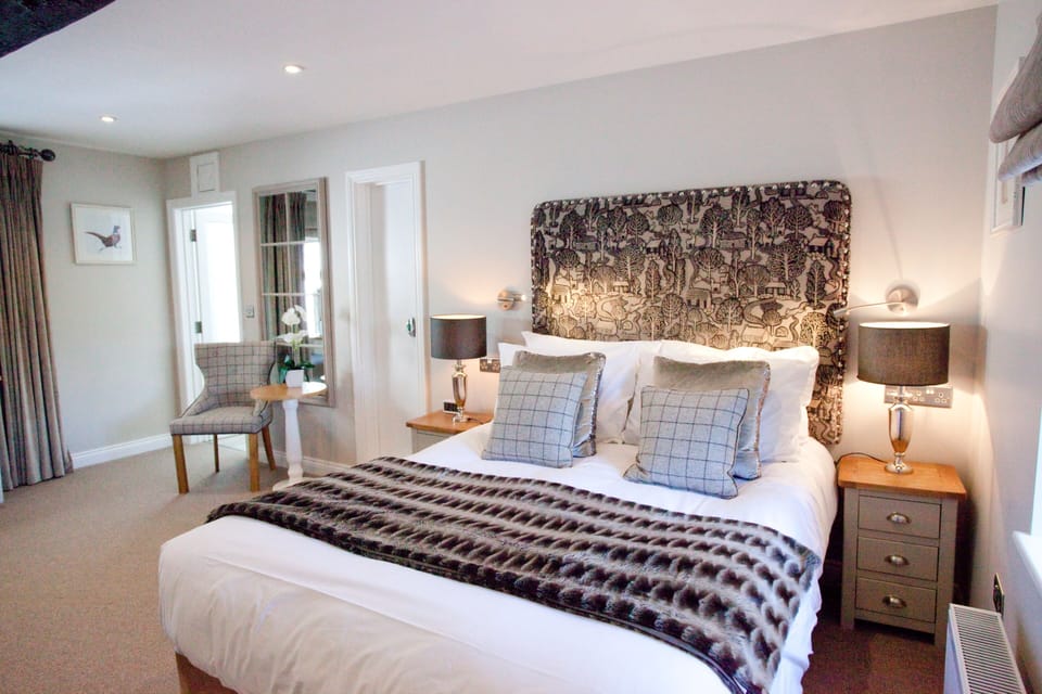 Luxury Double Room | Desk, iron/ironing board, free WiFi, bed sheets