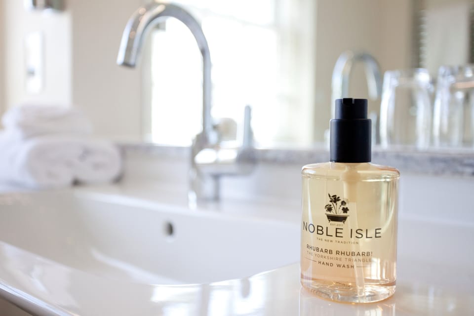 Classic Double Room | Bathroom | Free toiletries, hair dryer, towels