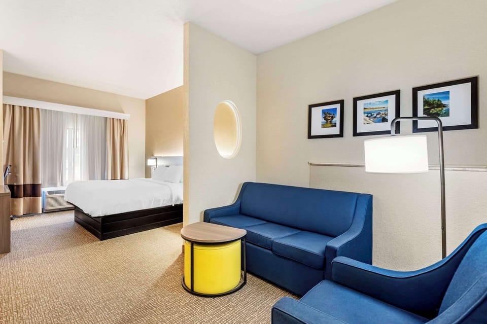 Desk, iron/ironing board, rollaway beds, free WiFi