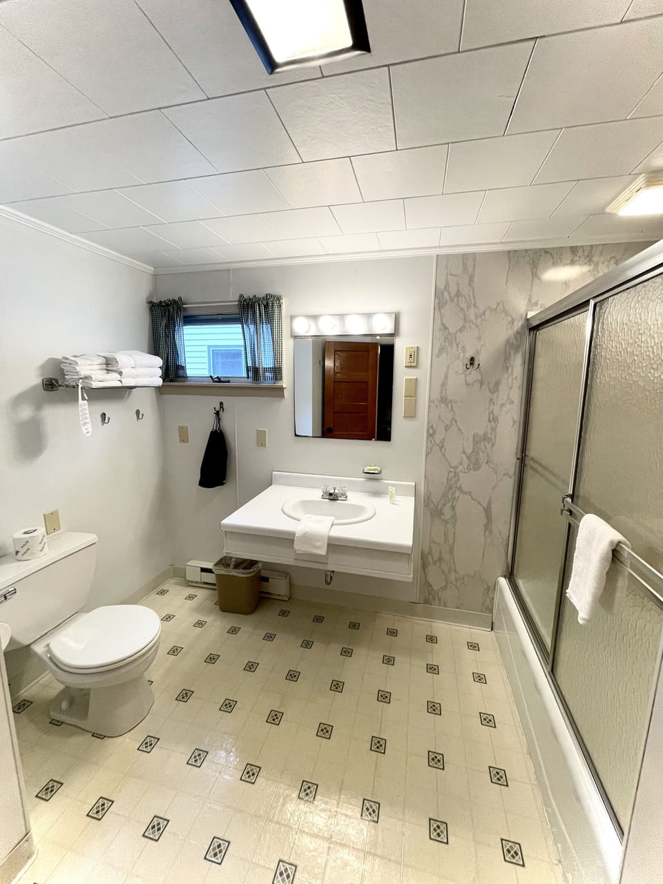 Family Cabin | Bathroom | Combined shower/tub, free toiletries, hair dryer, towels