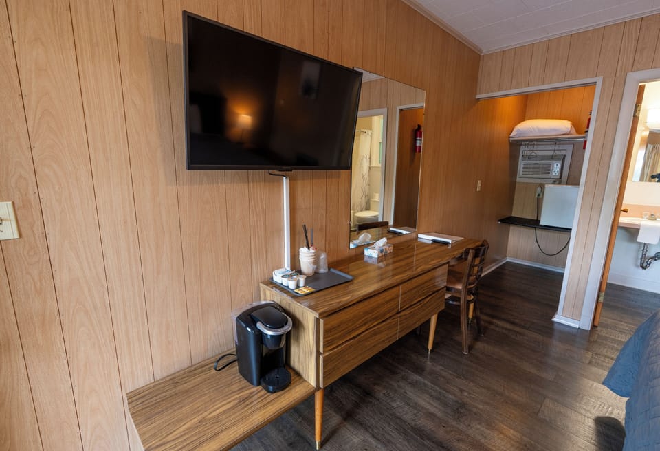 Standard Room, 1 King Bed | Desk, iron/ironing board, free WiFi, bed sheets