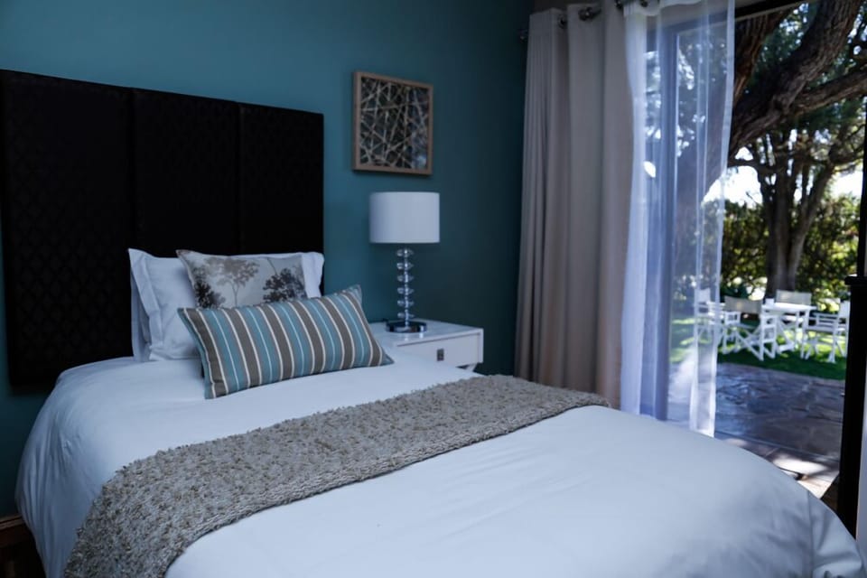 Desk, soundproofing, WiFi (free), bed sheets