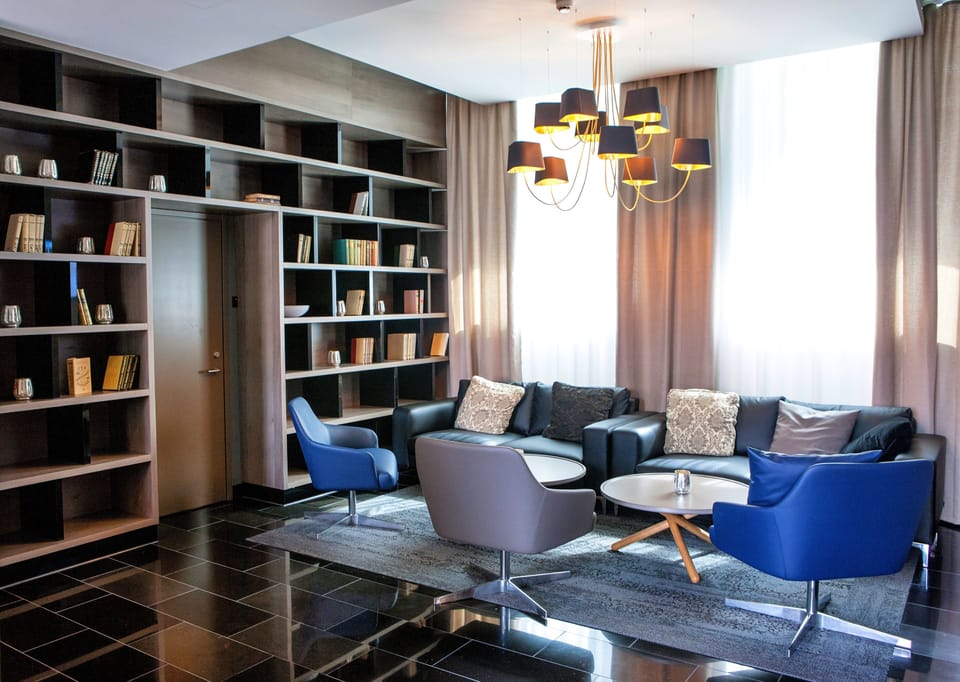 Lobby lounge