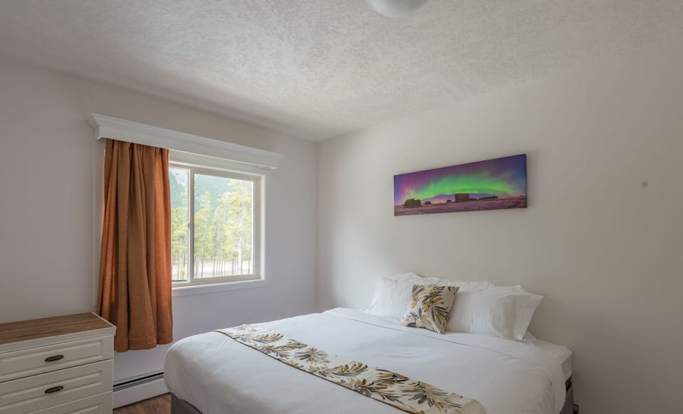 Standard Room, 1 King Bed | WiFi, bed sheets