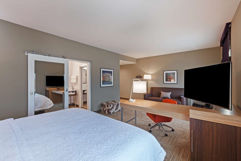 Premium bedding, in-room safe, desk, free cribs/infant beds