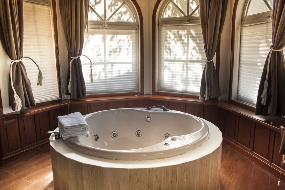 Deluxe Suite, 1 Bedroom, Hot Tub | Jetted tub