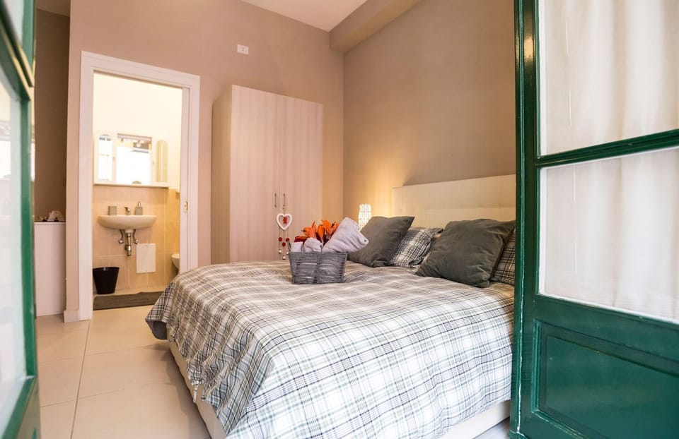 Triple Room, Ensuite | Desk, free WiFi, bed sheets