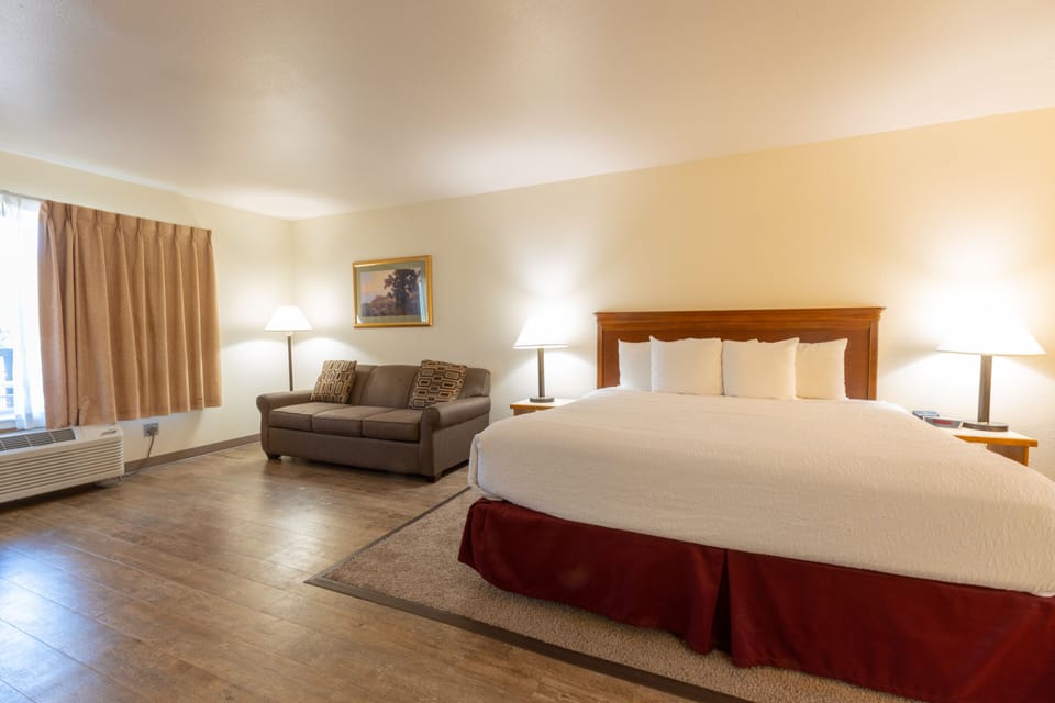 Suite, 1 King Bed, Kitchen | Premium bedding, desk, iron/ironing board, free WiFi